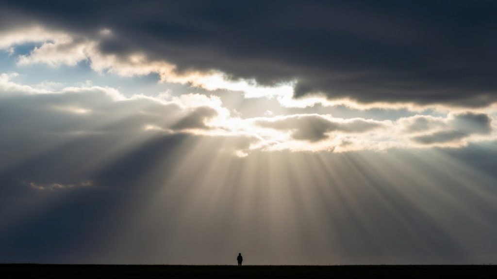 雲の切れ間から光が差し込む静かな風景