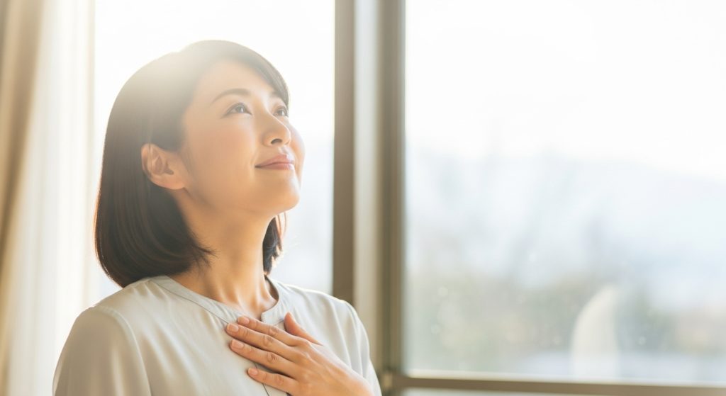 護符をなくしたことへの感謝と安堵を感じる女性